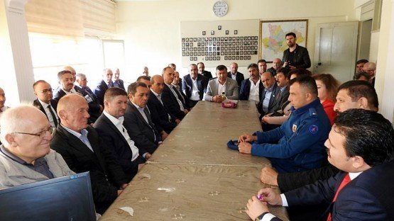 Demirci ilçesinde Muhtarlar Günü dolayısıyla tören düzenlendi.
Atatürk Anıtı önünde gerçekleştirilen törene, Demirci Kaymakamı Mutlu Akyol, Belediye Başkanı Selami Selçuk, siyasi parti temsilcileri, daire amirleri ve çok sayıda muhtar katıldı. Tören, Demirci Muhtarlar Derneği Başkanı Nurullah Emekli'nin Atatürk Anıtı'na çelenk sunması, saygı duruşunda bulunulması ve İstiklal Marşı'nın okunmasıyla başladı. Çelenk sunma törenin ardından Başkan Emekli, günün anlam ve önemini belirten bir konuşma yaptı. Daha sonra protokol üyeleri tarafından Demirci Muhtarlar Derneğine ziyaretler yapıldı.
