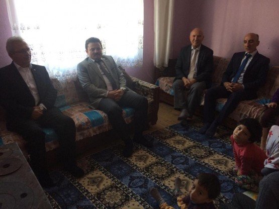 Demirci Kaymakamı Mutlu Akyol, Kıbrıs Gazisi Mahmut Yaşar Özkul ve Dr. Mehmet Akarsu mahallesinde ikamet eden Necla Bulut’u ziyaret etti.
Yapılan ziyarette ailelerimizin talepleri dinlendi. Ziyaret programında Kaymakam Akyol'a İlçe Müftüsü Mustafa Kocagöz ve Sosyal Yardımlaşma ve Dayanışma Vakfı Müdürü Fikret Çelik ile Muharip Gaziler Derneği Başkanı Kamil Aydemir'de eşlik etti.