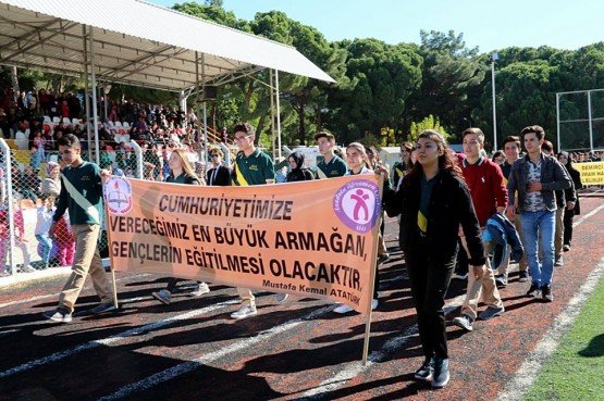 Demirci Cumhuriyet Bayramını Kutladı
Cumhuriyetimizin ilan edilişinin 95. Yılı kutlamaları Demirci ilçesinde Kaymakam İbrahim Ethem Akıncı Spor Tesislerinde kutlandı.
Saat 09:30 ‘ da Kaymakamlık Makamında, Demirci Kaymakamı Mutlu Akyol tarafından tebriklerin kabulü ile başlayan programın ardından Kutlama ve resmigeçit töreni Kaymakam İbrahim Ethem Akıncı Spor Tesislerinde devam etti.
Kaymakam İbrahim Ethem Akıncı Spor Tesisleri'nde gerçekleştirilen törenlere, Demirci Kaymakamı Mutlu Akyol, Belediye Başkanı Selami Selçuk, Demirci Cumhuriyet Başsavcısı Barış Ünsal, İlçe Milli Eğitim Müdürü Yüksel Kocabaş, daire amirleri, siyasi parti temsilcileri, sivil toplum kuruluşlarının temsilcileri ve vatandaşlar katıldı.
Saygı Duruşu ve İstiklal Marşının ardından günün anlam ve önemine dair konuşmayı Demirci Kaymakamı Mutlu Akyol yaptı.
Tören daha sonra halk oyunları gösterileri, canlı müzik dinletisi ve Demirci ilçesinde ki okulların öğretmenleri ve öğrencilerinin bando eşliğinde protokolü selamlamasıyla sona erdi.
