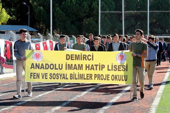 Demirci Cumhuriyet Bayramını Kutladı
Cumhuriyetimizin ilan edilişinin 95. Yılı kutlamaları Demirci ilçesinde Kaymakam İbrahim Ethem Akıncı Spor Tesislerinde kutlandı.
Saat 09:30 ‘ da Kaymakamlık Makamında, Demirci Kaymakamı Mutlu Akyol tarafından tebriklerin kabulü ile başlayan programın ardından Kutlama ve resmigeçit töreni Kaymakam İbrahim Ethem Akıncı Spor Tesislerinde devam etti.
Kaymakam İbrahim Ethem Akıncı Spor Tesisleri'nde gerçekleştirilen törenlere, Demirci Kaymakamı Mutlu Akyol, Belediye Başkanı Selami Selçuk, Demirci Cumhuriyet Başsavcısı Barış Ünsal, İlçe Milli Eğitim Müdürü Yüksel Kocabaş, daire amirleri, siyasi parti temsilcileri, sivil toplum kuruluşlarının temsilcileri ve vatandaşlar katıldı.
Saygı Duruşu ve İstiklal Marşının ardından günün anlam ve önemine dair konuşmayı Demirci Kaymakamı Mutlu Akyol yaptı.
Tören daha sonra halk oyunları gösterileri, canlı müzik dinletisi ve Demirci ilçesinde ki okulların öğretmenleri ve öğrencilerinin bando eşliğinde protokolü selamlamasıyla sona erdi.