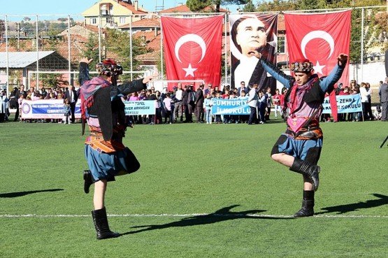 Demirci Cumhuriyet Bayramını Kutladı
Cumhuriyetimizin ilan edilişinin 95. Yılı kutlamaları Demirci ilçesinde Kaymakam İbrahim Ethem Akıncı Spor Tesislerinde kutlandı.
Saat 09:30 ‘ da Kaymakamlık Makamında, Demirci Kaymakamı Mutlu Akyol tarafından tebriklerin kabulü ile başlayan programın ardından Kutlama ve resmigeçit töreni Kaymakam İbrahim Ethem Akıncı Spor Tesislerinde devam etti.
Kaymakam İbrahim Ethem Akıncı Spor Tesisleri'nde gerçekleştirilen törenlere, Demirci Kaymakamı Mutlu Akyol, Belediye Başkanı Selami Selçuk, Demirci Cumhuriyet Başsavcısı Barış Ünsal, İlçe Milli Eğitim Müdürü Yüksel Kocabaş, daire amirleri, siyasi parti temsilcileri, sivil toplum kuruluşlarının temsilcileri ve vatandaşlar katıldı.
Saygı Duruşu ve İstiklal Marşının ardından günün anlam ve önemine dair konuşmayı Demirci Kaymakamı Mutlu Akyol yaptı.
Tören daha sonra halk oyunları gösterileri, canlı müzik dinletisi ve Demirci ilçesinde ki okulların öğretmenleri ve öğrencilerinin bando eşliğinde protokolü selamlamasıyla sona erdi.