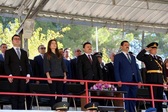 Demirci Cumhuriyet Bayramını Kutladı
Cumhuriyetimizin ilan edilişinin 95. Yılı kutlamaları Demirci ilçesinde Kaymakam İbrahim Ethem Akıncı Spor Tesislerinde kutlandı.
Saat 09:30 ‘ da Kaymakamlık Makamında, Demirci Kaymakamı Mutlu Akyol tarafından tebriklerin kabulü ile başlayan programın ardından Kutlama ve resmigeçit töreni Kaymakam İbrahim Ethem Akıncı Spor Tesislerinde devam etti.
Kaymakam İbrahim Ethem Akıncı Spor Tesisleri'nde gerçekleştirilen törenlere, Demirci Kaymakamı Mutlu Akyol, Belediye Başkanı Selami Selçuk, Demirci Cumhuriyet Başsavcısı Barış Ünsal, İlçe Milli Eğitim Müdürü Yüksel Kocabaş, daire amirleri, siyasi parti temsilcileri, sivil toplum kuruluşlarının temsilcileri ve vatandaşlar katıldı.
Saygı Duruşu ve İstiklal Marşının ardından günün anlam ve önemine dair konuşmayı Demirci Kaymakamı Mutlu Akyol yaptı.
Tören daha sonra halk oyunları gösterileri, canlı müzik dinletisi ve Demirci ilçesinde ki okulların öğretmenleri ve öğrencilerinin bando eşliğinde protokolü selamlamasıyla sona erdi.