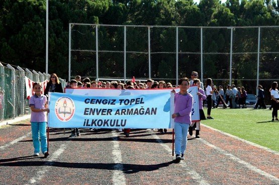Demirci Cumhuriyet Bayramını Kutladı
Cumhuriyetimizin ilan edilişinin 95. Yılı kutlamaları Demirci ilçesinde Kaymakam İbrahim Ethem Akıncı Spor Tesislerinde kutlandı.
Saat 09:30 ‘ da Kaymakamlık Makamında, Demirci Kaymakamı Mutlu Akyol tarafından tebriklerin kabulü ile başlayan programın ardından Kutlama ve resmigeçit töreni Kaymakam İbrahim Ethem Akıncı Spor Tesislerinde devam etti.
Kaymakam İbrahim Ethem Akıncı Spor Tesisleri'nde gerçekleştirilen törenlere, Demirci Kaymakamı Mutlu Akyol, Belediye Başkanı Selami Selçuk, Demirci Cumhuriyet Başsavcısı Barış Ünsal, İlçe Milli Eğitim Müdürü Yüksel Kocabaş, daire amirleri, siyasi parti temsilcileri, sivil toplum kuruluşlarının temsilcileri ve vatandaşlar katıldı.
Saygı Duruşu ve İstiklal Marşının ardından günün anlam ve önemine dair konuşmayı Demirci Kaymakamı Mutlu Akyol yaptı.
Tören daha sonra halk oyunları gösterileri, canlı müzik dinletisi ve Demirci ilçesinde ki okulların öğretmenleri ve öğrencilerinin bando eşliğinde protokolü selamlamasıyla sona erdi.