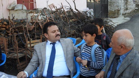 Demirci Kaymakamı Mutlu Akyol Üşümüş mahallesinde halk toplantısı yaparak vatandaşların sorunlarını dinledi.
Demirci İlçesine bağlı Üşümüş mahallesinde düzenlenen halk toplantısında vatandaşların sorun ve önerileri dinlenerek, sorunların çözümü konusunda nelerin yapılabileceği vatandaşlara anlatıldı.
Kaymakam Mutlu Akyol mahalle muhtarı Saim Özdemir'e çalışmalarında başarılar diledi. 
Toplantıya, Demirci Kaymakamı Mutlu Akyol, İlçe Jandarma Komutanı Jandarma Teğmen Okan Doğan, İlçe Gıda Tarım ve Hayvancılık Müdürü İslam Köse, Milli Eğitim Müdürü Yüksel Kocabaş, Kaymakamlık Yazı İşleri Müdürü Bülent Yılmaz, Demirci Orman İşletme Müdürü Ahmet Aydın katıldı.