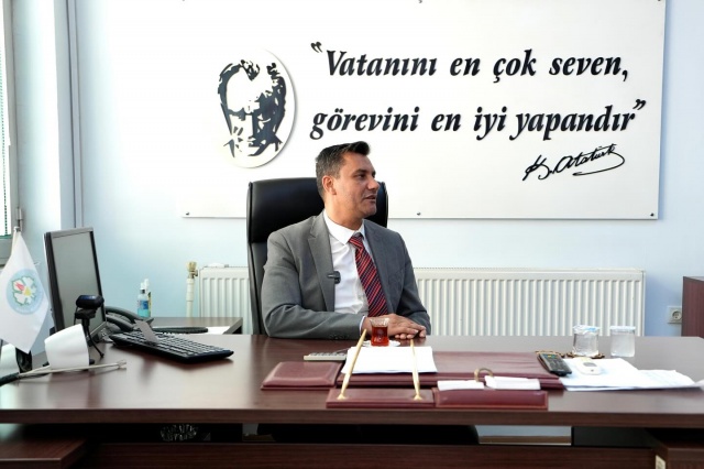 Demirci'yi ziyaret eden Manisa Büyükşehir Belediye Başkanı Mimar Ferdi Zeyrek vatandaşların sevgisiyle karşılaştı.