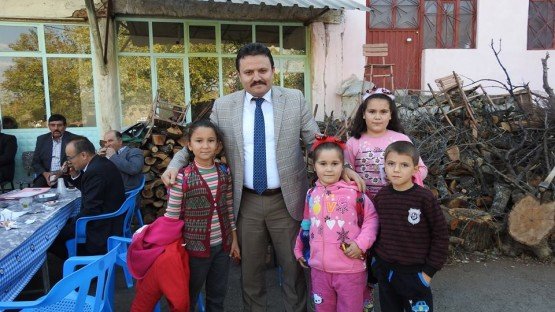 Demirci Kaymakamı Mutlu Akyol Üşümüş mahallesinde halk toplantısı yaparak vatandaşların sorunlarını dinledi.
Demirci İlçesine bağlı Üşümüş mahallesinde düzenlenen halk toplantısında vatandaşların sorun ve önerileri dinlenerek, sorunların çözümü konusunda nelerin yapılabileceği vatandaşlara anlatıldı.
Kaymakam Mutlu Akyol mahalle muhtarı Saim Özdemir'e çalışmalarında başarılar diledi. 
Toplantıya, Demirci Kaymakamı Mutlu Akyol, İlçe Jandarma Komutanı Jandarma Teğmen Okan Doğan, İlçe Gıda Tarım ve Hayvancılık Müdürü İslam Köse, Milli Eğitim Müdürü Yüksel Kocabaş, Kaymakamlık Yazı İşleri Müdürü Bülent Yılmaz, Demirci Orman İşletme Müdürü Ahmet Aydın katıldı.