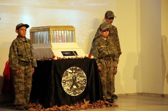 Demirci’de 10 Kasım Atatürk'ü Anma Töreni
Demirci ilçesinde Türkiye Cumhuriyeti’nin kurucusu Büyük Önder Mustafa Kemal Atatürk’ün ebediyete intikalinin 80. yılında törenle anıldı.
Anma töreni saat 09.00’da Atatürk anıtına çelenk sunulmasıyla başladı. Törene Demirci Kaymakamı Mutlu Akyol ve Belediye Başkan Vekili Mustafa Ünlü, kamu kurum amirleri, siyasi parti temsilcileri, sivil toplum kuruluşu temsilcileri, öğretmenler, öğrenciler ve vatandaşlar katıldı.
Atatürk anıtına çelenk sunma töreninin ardından Atatürk’ün ebediyete intikal ettiği saat 09.05’de siren sesleriyle birlikte saygı duruşunda bulunularak, İstiklal Marşı okundu.
Atatürk Anıtı önündeki törenin ardından Ticaret ve Kültür Merkezinde 75. Yıl Alime Paşa Ortaokulunun düzenlemiş olduğu program ile devam etti.
Ticaret ve Kültür Merkezinde düzenlenen programda 75.Yıl Alime Paşa Ortaokulu Müdürü İsmail Hakkı Yılmaz tarafından günün anlam ve önemini belirten konuşmasının ardından, Atatürk Neredesin oratoryosu, slayt gösterisi ve Atatürk'ün Sevdiği Türküler seslendirildi.
