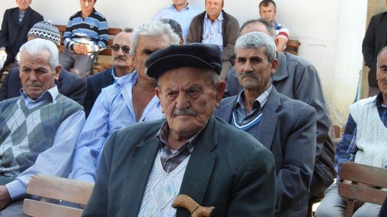 Demirci Kaymakamı Mutlu Akyol Üşümüş mahallesinde halk toplantısı yaparak vatandaşların sorunlarını dinledi.
Demirci İlçesine bağlı Üşümüş mahallesinde düzenlenen halk toplantısında vatandaşların sorun ve önerileri dinlenerek, sorunların çözümü konusunda nelerin yapılabileceği vatandaşlara anlatıldı.
Kaymakam Mutlu Akyol mahalle muhtarı Saim Özdemir'e çalışmalarında başarılar diledi. 
Toplantıya, Demirci Kaymakamı Mutlu Akyol, İlçe Jandarma Komutanı Jandarma Teğmen Okan Doğan, İlçe Gıda Tarım ve Hayvancılık Müdürü İslam Köse, Milli Eğitim Müdürü Yüksel Kocabaş, Kaymakamlık Yazı İşleri Müdürü Bülent Yılmaz, Demirci Orman İşletme Müdürü Ahmet Aydın katıldı.