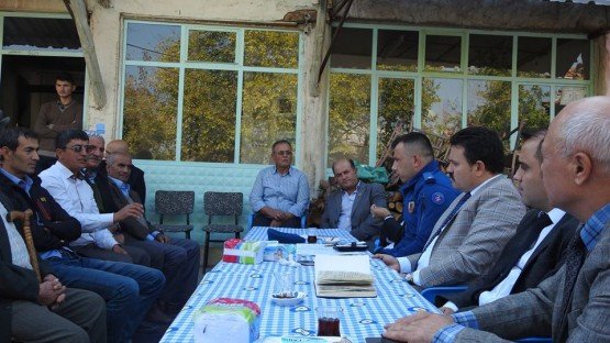Demirci Kaymakamı Mutlu Akyol Üşümüş mahallesinde halk toplantısı yaparak vatandaşların sorunlarını dinledi.
Demirci İlçesine bağlı Üşümüş mahallesinde düzenlenen halk toplantısında vatandaşların sorun ve önerileri dinlenerek, sorunların çözümü konusunda nelerin yapılabileceği vatandaşlara anlatıldı.
Kaymakam Mutlu Akyol mahalle muhtarı Saim Özdemir'e çalışmalarında başarılar diledi. 
Toplantıya, Demirci Kaymakamı Mutlu Akyol, İlçe Jandarma Komutanı Jandarma Teğmen Okan Doğan, İlçe Gıda Tarım ve Hayvancılık Müdürü İslam Köse, Milli Eğitim Müdürü Yüksel Kocabaş, Kaymakamlık Yazı İşleri Müdürü Bülent Yılmaz, Demirci Orman İşletme Müdürü Ahmet Aydın katıldı.