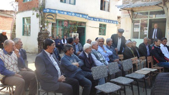 Demirci Kaymakamı Mutlu Akyol Üşümüş mahallesinde halk toplantısı yaparak vatandaşların sorunlarını dinledi.
Demirci İlçesine bağlı Üşümüş mahallesinde düzenlenen halk toplantısında vatandaşların sorun ve önerileri dinlenerek, sorunların çözümü konusunda nelerin yapılabileceği vatandaşlara anlatıldı.
Kaymakam Mutlu Akyol mahalle muhtarı Saim Özdemir'e çalışmalarında başarılar diledi. 
Toplantıya, Demirci Kaymakamı Mutlu Akyol, İlçe Jandarma Komutanı Jandarma Teğmen Okan Doğan, İlçe Gıda Tarım ve Hayvancılık Müdürü İslam Köse, Milli Eğitim Müdürü Yüksel Kocabaş, Kaymakamlık Yazı İşleri Müdürü Bülent Yılmaz, Demirci Orman İşletme Müdürü Ahmet Aydın katıldı.