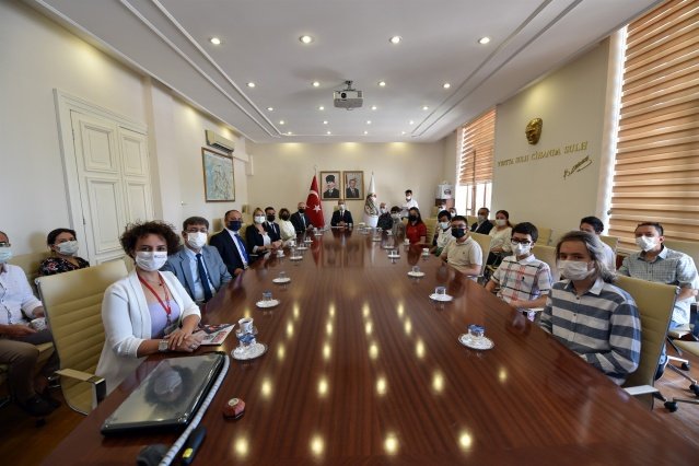 Valilik Brifing Salonunda gerçekleştirilen ve dereceye giren öğrenciler ve aileleri ile okul müdürlerinin de katıldığı törende konuşan İl Milli Eğitim Müdürü Mustafa Dikici, ‘Bu süreçte herkesin emeği var ama asıl maratonu koşturan öğrencilerimiz, onlar gerçekten zor bir süreçten geçtiler, öğrencilerimizi tebrik ediyor, başarılarının devamını diliyorum’ dedi.