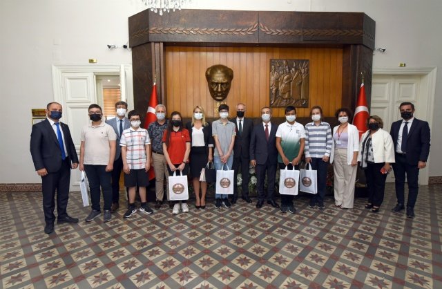 Manisa’da LGS sınavında tam puan alan öğrenciler, Vali Vekili Ahmet Yılmaz tarafından ödüllendirildi.