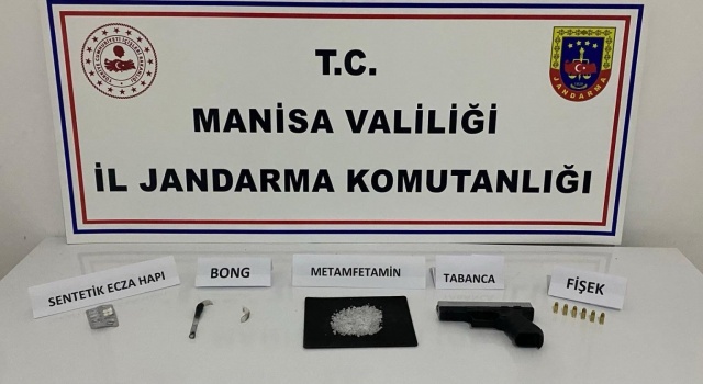 Uyuşturucu Madde İmal ve Ticareti. Manisa İl Jandarma Komutanlığı KOM Şube Müdürlüğü ekiplerince yapılan çalışmalar neticesinde Uyuşturucu Madde Ticareti yaptığı tespit edilen *R.K. (1992/E)*’nin ikametinde KOM Şube Md.lüğü ve Yunusemre İlçe J.K.lığınca yapılan aramada; -(25,34) Gram Metamfetamin, -(2) Adet Sentetik Ecza Hap, -(1) Adet Ruhsatsız Tabanca, -(6) Adet 7,65 mm Tabanca Fişeği, -(2) Adet Uyuşturucu Kullanma Aparatı ele geçirilmiştir. Şüpheli hakkında adli tahkikata başlanmıştır.