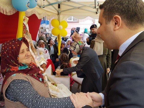 Manisa Valisi Mustafa Hakan Güvençer ve Eşi Fatma Dilek Güvençer 1 Nisan 2018 Pazar günü Gördes’te şehit Abdilkadir Çelik’in oğlu Efe Çelik’in sünnet merasimine katıldı.
Sünnet törenine ayrıca Gördes Kaymakamı Fatih Ayaz, Gördes eski kaymakamı Sultanhisar Kaymakamı Turgay Hakan Bilgin ve Eşi Mine Bilgin, Belediye Başkanı Muhammet Akyol ve Eşi Fatma Akyol da katılarak, ailenin mutluluğunu paylaştı. 
Daha sonra Vali Güvençer ve  Kaymakam Fatih Ayaz, Afrin Zeytindalı Harekatında yaralanan Uzm.Çvş. Süleyman Dindar’ı Güneşli Mahallesindeki evinde ziyaret ederek geçmiş olsun dileklerini iletti. Vali Güvençer, şehitlerimiz ve gazilerimizin ülkemizin geleceği için canlarını esirgemediklerini belirterek, her zaman şehit aileleri ve gazilerin yanında olduklarını, milletimizin de aynı duygular içinde olduğunu söyledi.
	Gazi Uzm. Çvş. Süleyman Dindar, Vali Mustafa Hakan Güvençer’in ziyaretinin kendisini çok mutlu ettiğini belirtirken, Afrin Zeytindalı Harekatında arkadaşlarıyla birlikte yaşadıklarını anlattı.