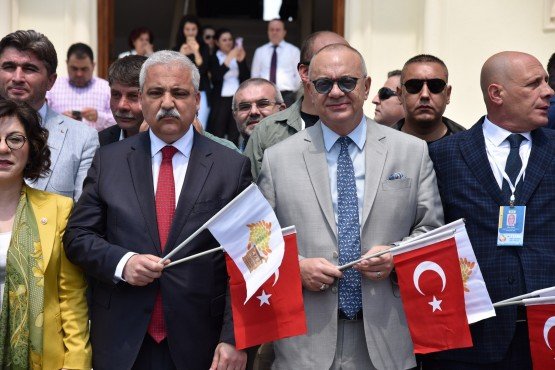 478 yıldır süregelen Uluslararası Manisa Mesir Macunu Festivali, Manisa Valiliği önünden kortej yürüyüşü ile başladı. Saçım töreni Hafsa Sultan’ın Merkez Efendi’ye berat vermesiyle devam ederken, festival Sultan Cami minare ve kubbelerinden 6 ton şifalı mesir macununun halka saçılmasıyla son buldu. Manisa’nın 5 asıra yaklaşan geleneği Uluslararası Manisa Mesir Macunu Festivali bu yıl 478’inci kez gerçekleştirildi. Manisa Valiliği önünden kortej yürüyüşüyle başlayan tören Sultan Camii minare ve külliyetlerinden halka şifalı mesir macunlarının saçılması ile son buldu. Festivale Milli Eğitim Bakanı İsmet Yılmaz, Manisa Valisi Mustafa Hakan Güvençer, Manisa Büyükşehir Belediye Başkanı Cengiz Ergün, eşi Şeyda Ergün, kızları Merve Ergün ve Hande Ergün Anlı, Manisa Cumhuriyet Başsavcısı Ahmet Çiçekli, Şehzadeler Belediye Başkanı Ömer Faruk Çelik, Turgutlu Belediye Başkanı Turgay Şirin, Kula Belediye Başkanı Hüseyin Tosun, Sarıgöl Belediye Başkanı Necati Selçuk, Manisa’yı Mesiri Tanıtma ve Turizm Derneği Başkanı Ufuk Tanık, Manisa Büyükşehir Belediyesi Genel Sekreteri Aytaç Yalçınkaya, Genel Sekreter Yardımcıları Yılmaz Gençoğlu, Mustafa Genç, MHP İl Başkanı Erkan Öztürk, MASKİ Genel Müdür Yardımcıları, Manisa Milletvekilleri, Büyükşehir Belediye Meclis üyeleri, Büyükşehir Belediyesi ve MASKİ daire başkanları, siyasi parti temsilcileri, sivil toplum kuruluşu temsilcileri, konuk ülkelerin temsilcileri katıldı. Tören Kortej Yürüyüşü İle Başladı 478’inci Uluslararası Manisa Mesir Macunu Festivali Manisa Valiliği önünden başlayan kortej yürüyüşü ile start aldı. Temsili Hafsa Sultan, Merkez Efendi, Manisa’dan yetişen şehzadeler korteje renk katarken, Manisa Büyükşehir Belediyesi Şehzadeler Mehteri de korteje marşlarıyla damga vurdu. Kortejde Manisa Büyükşehir Belediye Başkanı Cengiz Ergün mesir saçımı için bekleyen ve kendisine yoğun ilgi gösteren vatandaşları selamladı. Manisalılar da renkli görüntülerin oluştuğu korteji anbean cep telefonları ve fotoğraf makineleriyle kaydetti. Binlerce Manisalı Meydanı Doldurdu Manisa Valiliği önünden başlayan kortej yürüyüşü, şifalı mesir macunlarının halka saçılacağı Sultan Camii’nde son buldu. Tören ilk olarak protokol üyeleri ile Manisa’da yetişen ve Osmanlı İmparatorluğu’na hizmet veren şehzadelerin halkı selamlamasıyla başladı. Ardından Hafsa Sultan’ın Merkez Efendi’ye berat vermesi canlandırıldı. Daha sonra Sultan Meydanı’nı dolduran binlerce insanın sabırsızlıkla beklediği mesir saçım törenine geçildi. Başkan Ergün ve protokol üyeleri şifalı macunları halka saçarken, alanı dolduran binlerce vatandaş mesir macunlarını kapmak için kıyasıya mücadele verdi. Açılan şemsiyeler ve ağaçlara tırmanan vatandaşlar renkli görüntüler oluşturdu. Vatandaşlarla Fotoğraf Çekildi Manisa Büyükşehir Belediye Başkanı Cengiz Ergün, kendisiyle fotoğraf çektirmek isteyen vatandaşların taleplerini de geri çevirmedi. Festivale katılan tüm Manisalılara teşekkür eden Başkan Ergün, festivalin hazırlanmasında emeği geçen ve festivalde görev alan herkese teşekkürlerini iletti.