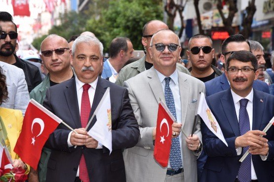 478 yıldır süregelen Uluslararası Manisa Mesir Macunu Festivali, Manisa Valiliği önünden kortej yürüyüşü ile başladı. Saçım töreni Hafsa Sultan’ın Merkez Efendi’ye berat vermesiyle devam ederken, festival Sultan Cami minare ve kubbelerinden 6 ton şifalı mesir macununun halka saçılmasıyla son buldu. Manisa’nın 5 asıra yaklaşan geleneği Uluslararası Manisa Mesir Macunu Festivali bu yıl 478’inci kez gerçekleştirildi. Manisa Valiliği önünden kortej yürüyüşüyle başlayan tören Sultan Camii minare ve külliyetlerinden halka şifalı mesir macunlarının saçılması ile son buldu. Festivale Milli Eğitim Bakanı İsmet Yılmaz, Manisa Valisi Mustafa Hakan Güvençer, Manisa Büyükşehir Belediye Başkanı Cengiz Ergün, eşi Şeyda Ergün, kızları Merve Ergün ve Hande Ergün Anlı, Manisa Cumhuriyet Başsavcısı Ahmet Çiçekli, Şehzadeler Belediye Başkanı Ömer Faruk Çelik, Turgutlu Belediye Başkanı Turgay Şirin, Kula Belediye Başkanı Hüseyin Tosun, Sarıgöl Belediye Başkanı Necati Selçuk, Manisa’yı Mesiri Tanıtma ve Turizm Derneği Başkanı Ufuk Tanık, Manisa Büyükşehir Belediyesi Genel Sekreteri Aytaç Yalçınkaya, Genel Sekreter Yardımcıları Yılmaz Gençoğlu, Mustafa Genç, MHP İl Başkanı Erkan Öztürk, MASKİ Genel Müdür Yardımcıları, Manisa Milletvekilleri, Büyükşehir Belediye Meclis üyeleri, Büyükşehir Belediyesi ve MASKİ daire başkanları, siyasi parti temsilcileri, sivil toplum kuruluşu temsilcileri, konuk ülkelerin temsilcileri katıldı. Tören Kortej Yürüyüşü İle Başladı 478’inci Uluslararası Manisa Mesir Macunu Festivali Manisa Valiliği önünden başlayan kortej yürüyüşü ile start aldı. Temsili Hafsa Sultan, Merkez Efendi, Manisa’dan yetişen şehzadeler korteje renk katarken, Manisa Büyükşehir Belediyesi Şehzadeler Mehteri de korteje marşlarıyla damga vurdu. Kortejde Manisa Büyükşehir Belediye Başkanı Cengiz Ergün mesir saçımı için bekleyen ve kendisine yoğun ilgi gösteren vatandaşları selamladı. Manisalılar da renkli görüntülerin oluştuğu korteji anbean cep telefonları ve fotoğraf makineleriyle kaydetti. Binlerce Manisalı Meydanı Doldurdu Manisa Valiliği önünden başlayan kortej yürüyüşü, şifalı mesir macunlarının halka saçılacağı Sultan Camii’nde son buldu. Tören ilk olarak protokol üyeleri ile Manisa’da yetişen ve Osmanlı İmparatorluğu’na hizmet veren şehzadelerin halkı selamlamasıyla başladı. Ardından Hafsa Sultan’ın Merkez Efendi’ye berat vermesi canlandırıldı. Daha sonra Sultan Meydanı’nı dolduran binlerce insanın sabırsızlıkla beklediği mesir saçım törenine geçildi. Başkan Ergün ve protokol üyeleri şifalı macunları halka saçarken, alanı dolduran binlerce vatandaş mesir macunlarını kapmak için kıyasıya mücadele verdi. Açılan şemsiyeler ve ağaçlara tırmanan vatandaşlar renkli görüntüler oluşturdu. Vatandaşlarla Fotoğraf Çekildi Manisa Büyükşehir Belediye Başkanı Cengiz Ergün, kendisiyle fotoğraf çektirmek isteyen vatandaşların taleplerini de geri çevirmedi. Festivale katılan tüm Manisalılara teşekkür eden Başkan Ergün, festivalin hazırlanmasında emeği geçen ve festivalde görev alan herkese teşekkürlerini iletti.