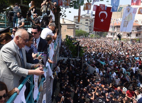 478 yıldır süregelen Uluslararası Manisa Mesir Macunu Festivali, Manisa Valiliği önünden kortej yürüyüşü ile başladı. Saçım töreni Hafsa Sultan’ın Merkez Efendi’ye berat vermesiyle devam ederken, festival Sultan Cami minare ve kubbelerinden 6 ton şifalı mesir macununun halka saçılmasıyla son buldu. Manisa’nın 5 asıra yaklaşan geleneği Uluslararası Manisa Mesir Macunu Festivali bu yıl 478’inci kez gerçekleştirildi. Manisa Valiliği önünden kortej yürüyüşüyle başlayan tören Sultan Camii minare ve külliyetlerinden halka şifalı mesir macunlarının saçılması ile son buldu. Festivale Milli Eğitim Bakanı İsmet Yılmaz, Manisa Valisi Mustafa Hakan Güvençer, Manisa Büyükşehir Belediye Başkanı Cengiz Ergün, eşi Şeyda Ergün, kızları Merve Ergün ve Hande Ergün Anlı, Manisa Cumhuriyet Başsavcısı Ahmet Çiçekli, Şehzadeler Belediye Başkanı Ömer Faruk Çelik, Turgutlu Belediye Başkanı Turgay Şirin, Kula Belediye Başkanı Hüseyin Tosun, Sarıgöl Belediye Başkanı Necati Selçuk, Manisa’yı Mesiri Tanıtma ve Turizm Derneği Başkanı Ufuk Tanık, Manisa Büyükşehir Belediyesi Genel Sekreteri Aytaç Yalçınkaya, Genel Sekreter Yardımcıları Yılmaz Gençoğlu, Mustafa Genç, MHP İl Başkanı Erkan Öztürk, MASKİ Genel Müdür Yardımcıları, Manisa Milletvekilleri, Büyükşehir Belediye Meclis üyeleri, Büyükşehir Belediyesi ve MASKİ daire başkanları, siyasi parti temsilcileri, sivil toplum kuruluşu temsilcileri, konuk ülkelerin temsilcileri katıldı. Tören Kortej Yürüyüşü İle Başladı 478’inci Uluslararası Manisa Mesir Macunu Festivali Manisa Valiliği önünden başlayan kortej yürüyüşü ile start aldı. Temsili Hafsa Sultan, Merkez Efendi, Manisa’dan yetişen şehzadeler korteje renk katarken, Manisa Büyükşehir Belediyesi Şehzadeler Mehteri de korteje marşlarıyla damga vurdu. Kortejde Manisa Büyükşehir Belediye Başkanı Cengiz Ergün mesir saçımı için bekleyen ve kendisine yoğun ilgi gösteren vatandaşları selamladı. Manisalılar da renkli görüntülerin oluştuğu korteji anbean cep telefonları ve fotoğraf makineleriyle kaydetti. Binlerce Manisalı Meydanı Doldurdu Manisa Valiliği önünden başlayan kortej yürüyüşü, şifalı mesir macunlarının halka saçılacağı Sultan Camii’nde son buldu. Tören ilk olarak protokol üyeleri ile Manisa’da yetişen ve Osmanlı İmparatorluğu’na hizmet veren şehzadelerin halkı selamlamasıyla başladı. Ardından Hafsa Sultan’ın Merkez Efendi’ye berat vermesi canlandırıldı. Daha sonra Sultan Meydanı’nı dolduran binlerce insanın sabırsızlıkla beklediği mesir saçım törenine geçildi. Başkan Ergün ve protokol üyeleri şifalı macunları halka saçarken, alanı dolduran binlerce vatandaş mesir macunlarını kapmak için kıyasıya mücadele verdi. Açılan şemsiyeler ve ağaçlara tırmanan vatandaşlar renkli görüntüler oluşturdu. Vatandaşlarla Fotoğraf Çekildi Manisa Büyükşehir Belediye Başkanı Cengiz Ergün, kendisiyle fotoğraf çektirmek isteyen vatandaşların taleplerini de geri çevirmedi. Festivale katılan tüm Manisalılara teşekkür eden Başkan Ergün, festivalin hazırlanmasında emeği geçen ve festivalde görev alan herkese teşekkürlerini iletti.