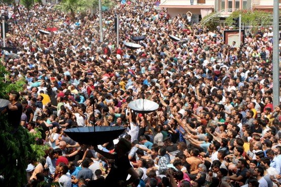 478 yıldır süregelen Uluslararası Manisa Mesir Macunu Festivali, Manisa Valiliği önünden kortej yürüyüşü ile başladı. Saçım töreni Hafsa Sultan’ın Merkez Efendi’ye berat vermesiyle devam ederken, festival Sultan Cami minare ve kubbelerinden 6 ton şifalı mesir macununun halka saçılmasıyla son buldu.

Manisa’nın 5 asıra yaklaşan geleneği Uluslararası Manisa Mesir Macunu Festivali bu yıl 478’inci kez gerçekleştirildi. Manisa Valiliği önünden kortej yürüyüşüyle başlayan tören Sultan Camii minare ve külliyetlerinden halka şifalı mesir macunlarının saçılması ile son buldu. Festivale Milli Eğitim Bakanı İsmet Yılmaz, Manisa Valisi Mustafa Hakan Güvençer, Manisa Büyükşehir Belediye Başkanı Cengiz Ergün, eşi Şeyda Ergün, kızları Merve Ergün ve Hande Ergün Anlı, Manisa Cumhuriyet Başsavcısı Ahmet Çiçekli, Şehzadeler Belediye Başkanı Ömer Faruk Çelik, Turgutlu Belediye Başkanı Turgay Şirin, Kula Belediye Başkanı Hüseyin Tosun, Sarıgöl Belediye Başkanı Necati Selçuk, Manisa’yı Mesiri Tanıtma ve Turizm Derneği Başkanı Ufuk Tanık, Manisa Büyükşehir Belediyesi Genel Sekreteri Aytaç Yalçınkaya, Genel Sekreter Yardımcıları Yılmaz Gençoğlu, Mustafa Genç, MHP İl Başkanı Erkan Öztürk, MASKİ Genel Müdür Yardımcıları, Manisa Milletvekilleri, Büyükşehir Belediye Meclis üyeleri, Büyükşehir Belediyesi ve MASKİ daire başkanları, siyasi parti temsilcileri, sivil toplum kuruluşu temsilcileri, konuk ülkelerin temsilcileri katıldı.

Tören Kortej Yürüyüşü İle Başladı
478’inci Uluslararası Manisa Mesir Macunu Festivali Manisa Valiliği önünden başlayan kortej yürüyüşü ile start aldı. Temsili Hafsa Sultan, Merkez Efendi, Manisa’dan yetişen şehzadeler korteje renk katarken, Manisa Büyükşehir Belediyesi Şehzadeler Mehteri de korteje marşlarıyla damga vurdu. Kortejde Manisa Büyükşehir Belediye Başkanı Cengiz Ergün mesir saçımı için bekleyen ve kendisine yoğun ilgi gösteren vatandaşları selamladı. Manisalılar da renkli görüntülerin oluştuğu korteji anbean cep telefonları ve fotoğraf makineleriyle kaydetti.

Binlerce Manisalı Meydanı Doldurdu
Manisa Valiliği önünden başlayan kortej yürüyüşü, şifalı mesir macunlarının halka saçılacağı Sultan Camii’nde son buldu. Tören ilk olarak protokol üyeleri ile Manisa’da yetişen ve Osmanlı İmparatorluğu’na hizmet veren şehzadelerin halkı selamlamasıyla başladı. Ardından Hafsa Sultan’ın Merkez Efendi’ye berat vermesi canlandırıldı. Daha sonra Sultan Meydanı’nı dolduran binlerce insanın sabırsızlıkla beklediği mesir saçım törenine geçildi. Başkan Ergün ve protokol üyeleri şifalı macunları halka saçarken, alanı dolduran binlerce vatandaş mesir macunlarını kapmak için kıyasıya mücadele verdi. Açılan şemsiyeler ve ağaçlara tırmanan vatandaşlar renkli görüntüler oluşturdu.

Vatandaşlarla Fotoğraf Çekildi
Manisa Büyükşehir Belediye Başkanı Cengiz Ergün, kendisiyle fotoğraf çektirmek isteyen vatandaşların taleplerini de geri çevirmedi. Festivale katılan tüm Manisalılara teşekkür eden Başkan Ergün, festivalin hazırlanmasında emeği geçen ve festivalde görev alan herkese teşekkürlerini iletti.