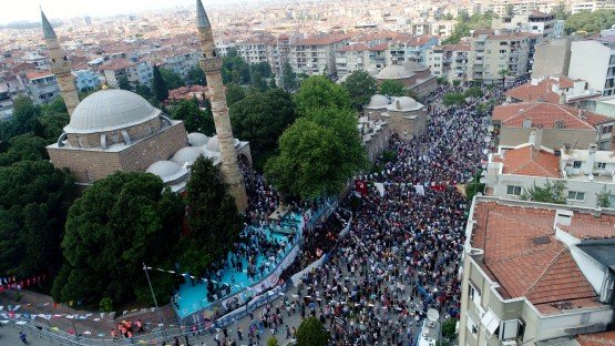 478 yıldır süregelen Uluslararası Manisa Mesir Macunu Festivali, Manisa Valiliği önünden kortej yürüyüşü ile başladı. Saçım töreni Hafsa Sultan’ın Merkez Efendi’ye berat vermesiyle devam ederken, festival Sultan Cami minare ve kubbelerinden 6 ton şifalı mesir macununun halka saçılmasıyla son buldu.

Manisa’nın 5 asıra yaklaşan geleneği Uluslararası Manisa Mesir Macunu Festivali bu yıl 478’inci kez gerçekleştirildi. Manisa Valiliği önünden kortej yürüyüşüyle başlayan tören Sultan Camii minare ve külliyetlerinden halka şifalı mesir macunlarının saçılması ile son buldu. Festivale Milli Eğitim Bakanı İsmet Yılmaz, Manisa Valisi Mustafa Hakan Güvençer, Manisa Büyükşehir Belediye Başkanı Cengiz Ergün, eşi Şeyda Ergün, kızları Merve Ergün ve Hande Ergün Anlı, Manisa Cumhuriyet Başsavcısı Ahmet Çiçekli, Şehzadeler Belediye Başkanı Ömer Faruk Çelik, Turgutlu Belediye Başkanı Turgay Şirin, Kula Belediye Başkanı Hüseyin Tosun, Sarıgöl Belediye Başkanı Necati Selçuk, Manisa’yı Mesiri Tanıtma ve Turizm Derneği Başkanı Ufuk Tanık, Manisa Büyükşehir Belediyesi Genel Sekreteri Aytaç Yalçınkaya, Genel Sekreter Yardımcıları Yılmaz Gençoğlu, Mustafa Genç, MHP İl Başkanı Erkan Öztürk, MASKİ Genel Müdür Yardımcıları, Manisa Milletvekilleri, Büyükşehir Belediye Meclis üyeleri, Büyükşehir Belediyesi ve MASKİ daire başkanları, siyasi parti temsilcileri, sivil toplum kuruluşu temsilcileri, konuk ülkelerin temsilcileri katıldı.

Tören Kortej Yürüyüşü İle Başladı
478’inci Uluslararası Manisa Mesir Macunu Festivali Manisa Valiliği önünden başlayan kortej yürüyüşü ile start aldı. Temsili Hafsa Sultan, Merkez Efendi, Manisa’dan yetişen şehzadeler korteje renk katarken, Manisa Büyükşehir Belediyesi Şehzadeler Mehteri de korteje marşlarıyla damga vurdu. Kortejde Manisa Büyükşehir Belediye Başkanı Cengiz Ergün mesir saçımı için bekleyen ve kendisine yoğun ilgi gösteren vatandaşları selamladı. Manisalılar da renkli görüntülerin oluştuğu korteji anbean cep telefonları ve fotoğraf makineleriyle kaydetti.

Binlerce Manisalı Meydanı Doldurdu
Manisa Valiliği önünden başlayan kortej yürüyüşü, şifalı mesir macunlarının halka saçılacağı Sultan Camii’nde son buldu. Tören ilk olarak protokol üyeleri ile Manisa’da yetişen ve Osmanlı İmparatorluğu’na hizmet veren şehzadelerin halkı selamlamasıyla başladı. Ardından Hafsa Sultan’ın Merkez Efendi’ye berat vermesi canlandırıldı. Daha sonra Sultan Meydanı’nı dolduran binlerce insanın sabırsızlıkla beklediği mesir saçım törenine geçildi. Başkan Ergün ve protokol üyeleri şifalı macunları halka saçarken, alanı dolduran binlerce vatandaş mesir macunlarını kapmak için kıyasıya mücadele verdi. Açılan şemsiyeler ve ağaçlara tırmanan vatandaşlar renkli görüntüler oluşturdu.

Vatandaşlarla Fotoğraf Çekildi
Manisa Büyükşehir Belediye Başkanı Cengiz Ergün, kendisiyle fotoğraf çektirmek isteyen vatandaşların taleplerini de geri çevirmedi. Festivale katılan tüm Manisalılara teşekkür eden Başkan Ergün, festivalin hazırlanmasında emeği geçen ve festivalde görev alan herkese teşekkürlerini iletti.