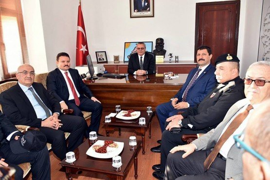 Manisa Valisi Ahmet Deniz Demirci İlçemizi Ziyaret Etti
Manisa Valisi Ahmet Deniz, ilçe ziyaretleri kapsamında Demirci İlçesini ziyarette bulundu.Demirci Hükümet konağı önünde ilçe protokolü tarafından karşılanan Manisa Valisi Ahmet Deniz daha sonra kaymakamlık makamına geçerek Demirci Kaymakamı Mutlu Akyol’dan ilçe hakkında bilgi aldı. Ziyarette Kaymakam Akyol, Vali Ahmet Deniz’e minyatür halı tezgâhını ziyaret anısına takdim etti. Kaymakamlık makamında ilçe programını değerlendiren Vali Deniz, bir dizi ziyaret ve ilçeyi tanımak amacıyla Demirci’de olduklarını belirti. Vali Ahmet Deniz daha sonra Demirci Belediyesi’ne geçerek Belediye Başkanı Selami Selçuk’u ziyaret etti. Başkan Selçuk’ta ziyaret anısına 