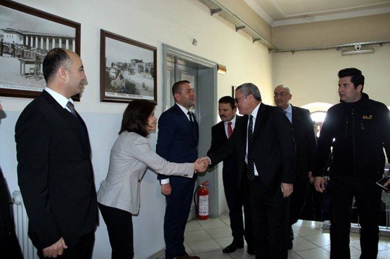Manisa Valisi Ahmet Deniz Demirci İlçemizi Ziyaret Etti
Manisa Valisi Ahmet Deniz, ilçe ziyaretleri kapsamında Demirci İlçesini ziyarette bulundu.Demirci Hükümet konağı önünde ilçe protokolü tarafından karşılanan Manisa Valisi Ahmet Deniz daha sonra kaymakamlık makamına geçerek Demirci Kaymakamı Mutlu Akyol’dan ilçe hakkında bilgi aldı. Ziyarette Kaymakam Akyol, Vali Ahmet Deniz’e minyatür halı tezgâhını ziyaret anısına takdim etti. Kaymakamlık makamında ilçe programını değerlendiren Vali Deniz, bir dizi ziyaret ve ilçeyi tanımak amacıyla Demirci’de olduklarını belirti. Vali Ahmet Deniz daha sonra Demirci Belediyesi’ne geçerek Belediye Başkanı Selami Selçuk’u ziyaret etti. Başkan Selçuk’ta ziyaret anısına 
