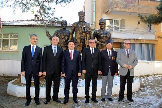 Manisa Valisi Ahmet Deniz Demirci İlçemizi Ziyaret Etti
Manisa Valisi Ahmet Deniz, ilçe ziyaretleri kapsamında Demirci İlçesini ziyarette bulundu.Demirci Hükümet konağı önünde ilçe protokolü tarafından karşılanan Manisa Valisi Ahmet Deniz daha sonra kaymakamlık makamına geçerek Demirci Kaymakamı Mutlu Akyol’dan ilçe hakkında bilgi aldı. Ziyarette Kaymakam Akyol, Vali Ahmet Deniz’e minyatür halı tezgâhını ziyaret anısına takdim etti. Kaymakamlık makamında ilçe programını değerlendiren Vali Deniz, bir dizi ziyaret ve ilçeyi tanımak amacıyla Demirci’de olduklarını belirti. Vali Ahmet Deniz daha sonra Demirci Belediyesi’ne geçerek Belediye Başkanı Selami Selçuk’u ziyaret etti. Başkan Selçuk’ta ziyaret anısına 