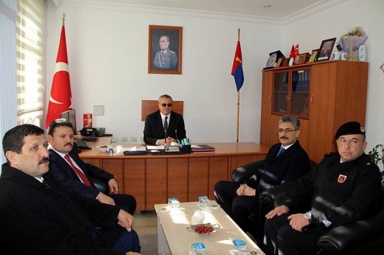 Manisa Valisi Ahmet Deniz Demirci İlçemizi Ziyaret Etti
Manisa Valisi Ahmet Deniz, ilçe ziyaretleri kapsamında Demirci İlçesini ziyarette bulundu.Demirci Hükümet konağı önünde ilçe protokolü tarafından karşılanan Manisa Valisi Ahmet Deniz daha sonra kaymakamlık makamına geçerek Demirci Kaymakamı Mutlu Akyol’dan ilçe hakkında bilgi aldı. Ziyarette Kaymakam Akyol, Vali Ahmet Deniz’e minyatür halı tezgâhını ziyaret anısına takdim etti. Kaymakamlık makamında ilçe programını değerlendiren Vali Deniz, bir dizi ziyaret ve ilçeyi tanımak amacıyla Demirci’de olduklarını belirti. Vali Ahmet Deniz daha sonra Demirci Belediyesi’ne geçerek Belediye Başkanı Selami Selçuk’u ziyaret etti. Başkan Selçuk’ta ziyaret anısına 