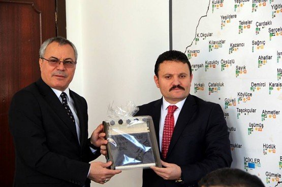 Manisa Valisi Ahmet Deniz Demirci İlçemizi Ziyaret Etti
Manisa Valisi Ahmet Deniz, ilçe ziyaretleri kapsamında Demirci İlçesini ziyarette bulundu.Demirci Hükümet konağı önünde ilçe protokolü tarafından karşılanan Manisa Valisi Ahmet Deniz daha sonra kaymakamlık makamına geçerek Demirci Kaymakamı Mutlu Akyol’dan ilçe hakkında bilgi aldı. Ziyarette Kaymakam Akyol, Vali Ahmet Deniz’e minyatür halı tezgâhını ziyaret anısına takdim etti. Kaymakamlık makamında ilçe programını değerlendiren Vali Deniz, bir dizi ziyaret ve ilçeyi tanımak amacıyla Demirci’de olduklarını belirti. Vali Ahmet Deniz daha sonra Demirci Belediyesi’ne geçerek Belediye Başkanı Selami Selçuk’u ziyaret etti. Başkan Selçuk’ta ziyaret anısına 