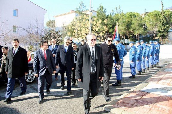 Manisa Valisi Ahmet Deniz Demirci İlçemizi Ziyaret Etti
Manisa Valisi Ahmet Deniz, ilçe ziyaretleri kapsamında Demirci İlçesini ziyarette bulundu.Demirci Hükümet konağı önünde ilçe protokolü tarafından karşılanan Manisa Valisi Ahmet Deniz daha sonra kaymakamlık makamına geçerek Demirci Kaymakamı Mutlu Akyol’dan ilçe hakkında bilgi aldı. Ziyarette Kaymakam Akyol, Vali Ahmet Deniz’e minyatür halı tezgâhını ziyaret anısına takdim etti. Kaymakamlık makamında ilçe programını değerlendiren Vali Deniz, bir dizi ziyaret ve ilçeyi tanımak amacıyla Demirci’de olduklarını belirti. Vali Ahmet Deniz daha sonra Demirci Belediyesi’ne geçerek Belediye Başkanı Selami Selçuk’u ziyaret etti. Başkan Selçuk’ta ziyaret anısına 