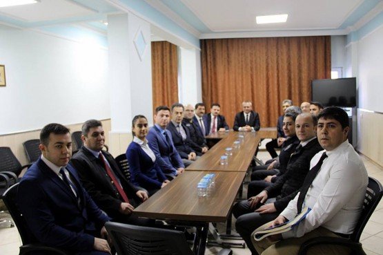 Manisa Valisi Ahmet Deniz Demirci İlçemizi Ziyaret Etti
Manisa Valisi Ahmet Deniz, ilçe ziyaretleri kapsamında Demirci İlçesini ziyarette bulundu.Demirci Hükümet konağı önünde ilçe protokolü tarafından karşılanan Manisa Valisi Ahmet Deniz daha sonra kaymakamlık makamına geçerek Demirci Kaymakamı Mutlu Akyol’dan ilçe hakkında bilgi aldı. Ziyarette Kaymakam Akyol, Vali Ahmet Deniz’e minyatür halı tezgâhını ziyaret anısına takdim etti. Kaymakamlık makamında ilçe programını değerlendiren Vali Deniz, bir dizi ziyaret ve ilçeyi tanımak amacıyla Demirci’de olduklarını belirti. Vali Ahmet Deniz daha sonra Demirci Belediyesi’ne geçerek Belediye Başkanı Selami Selçuk’u ziyaret etti. Başkan Selçuk’ta ziyaret anısına 