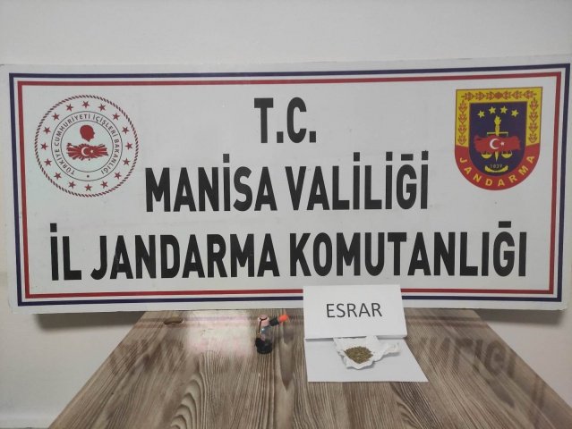 Manisa İli Salihli İlçesi Durasıllı Mahallesi'nde(Merkez.J.Krk.K.lığı Sorumluluk Alanı) 06.02.2022 günü saat 01:30 sıralarında 35 ALT 072 plakalı araç içerisinde bulunan E.B. (2000/E) ve F.Y. (1977/E) isimli şahısların kaba üst araması yapıldığı esnada aracın göğüs kısmında peçeteye sarılı halde (5) gr kubar esrar ve uyuşturucu içiminde kullanılan  (1) bong aparatı ele geçirilmiştir.  E.B. ve F.Y. isimli şahısların kan ve kıl örnekleri alınmış,ifadelerinin alınmasını müteakip serbest bırakılmışlardır.Cumhuriyet Savcısı'ndan alınan talimat doğrultusunda tahkikata tahkikata başlanılmıştır.
