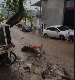 Başkan Bilgin Mahallede İncelemelerde Bulundu

Saruhanlı Belediye Başkanı Zeki Bilgin, mahalleye gelerek incelemelerde bulundu. İncelemelerin ardından bir açıklama yapan Bilgin, büyük bir afet yaşandığını ifade ederek şunları kaydetti;
