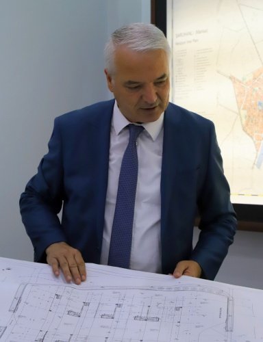 Bu duruma çözüm getirmek amacıyla ilçedeki boş alanları değerlendirdiklerini ifade eden Bilgin, bu kapsamda yıllardır kullanılmayan Milli Egemenlik İlkokulu bahçesini otoparkta dönüştürdüklerini kaydetti.