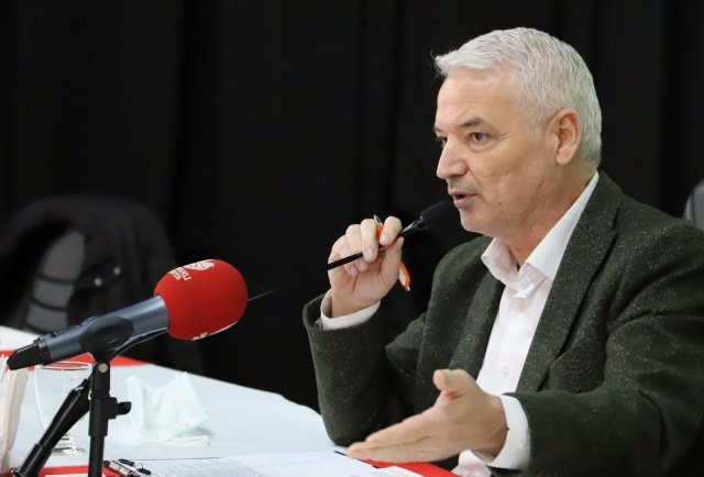 SÖZLEŞMELİ PERSONELE "RET" OYU

Toplantının ikinci gündem maddesinde, İnsan Kaynakları ve Eğitim Müdürlüğü’nün 2021 yılında belediyede kısmi zamanlı ve tam zamanlı sözleşmeli personel çalıştırılması hakkındaki teklifi oylamaya sunuldu. Belediyede sözleşmeli personel çalıştırılmasına imkan sağlayan bu madde, Cumhur İttifakı'nın "ret" oyuna karşılık, Millet ittifakının "evet" oyu ile kabul edildi.

TOPLANTI SALONUNU TERK ETTİLER

Zabıta Müdürlüğü’nün "Aylık Maktu Fazla Çalışma Ücretinin" görüşüldüğü üçüncü maddede, AKP'li Meclis Üyesi Ayşe Oğuz söz alarak "Başkanım biz bu meclisi boşaltıyoruz. Şahsımıza yapılan hakaret ve saygısızlıklar var" dedi.

Başkan Bilgin ise "Biz hakaret etmedik. Şahsen siz hakaret ettiniz bireysel anlamda. Hayırlısı olsun" diye cevap verdi.  Bunun ardından Cumhur İttifakı meclis üyeleri toplu halde salonu terk etti. 

TOPLANTI DEVAM ETTİ, DİĞER KONULAR OYLANDI

Toplantının diğer gündem maddeleri oy birliğiyle kabul edildi.

BAŞKAN BİLGİN KONUŞTU

Belediye Başkanı Zeki Bilgin, meclis toplantısının sonunda yaptığı açıklamada şunları söyledi;

"Cumhur ittifakına mensup meclis üyeleri, aldığımız kararlara uyar yada uymaz. Bu onların görüşüdür. Ancak toplantı salonunu terk etmek doğru bir davranış değildir. Karşıt görüşünüzü ifade edebilirsiniz. "Ret" oyu verebilirsiniz. Ancak bu tavır doğru bir hareket değil. Meclisin aldığı karara saygı duymaları gerekir."