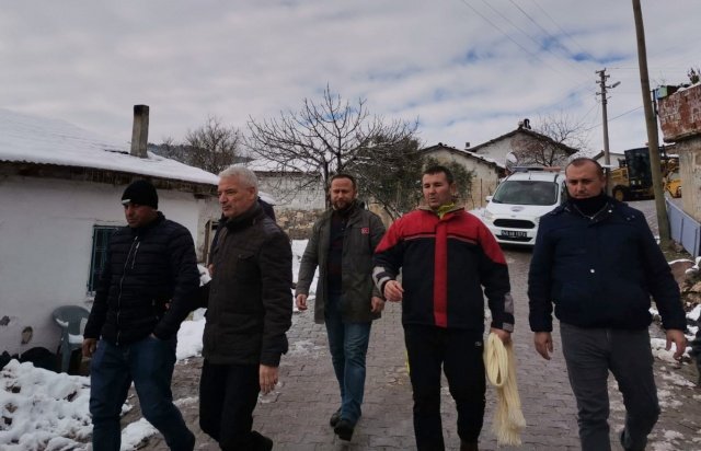 Başkan Zeki Bilgin, kar yağışının etkili olduğu Şatırlar mahallesini ziyaret ederek bölgede kapanan yolların ulaşıma açılması için Saruhanlı Belediyesi tarafından yürütülen çalışmaları inceledi.