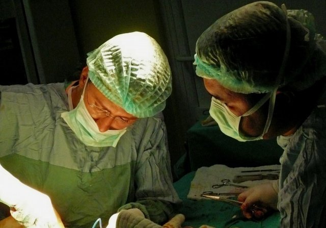 Her estetik talebini kabul etmediklerini kaydeden Op. Dr. Fazlı Cengiz Bayram, “Örneğin göğüs büyütmek isteyen genç kızlarımızın, fiziksel gelişimlerini tamamlamaları için 18 yaşına kadar beklemelerini öneriyoruz. Burun ve kulakta şekil bozukluğu varsa, kişinin psikolojisini ve hayatını olumsuz etkileyen bir durum varsa estetik operasyona karar veriyoruz” dedi.  
İdol KBB Tıp Merkezi Plastik Rekonstrüktif ve Estetik Cerrahi Uzmanı Op. Dr. Fazlı Cengiz Bayram, yüze yönelik estetik operasyonlarla ilgili şu bilgileri verdi: