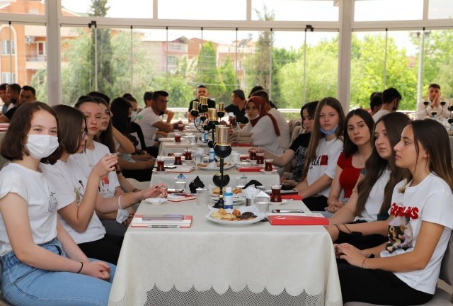 Saruhanlı Belediyesi ait Halk Kafe'de düzenlenen programda, gençlerin sorularını yanıtlayan, talep ve önerilerini dinleyen Başkan Bilgin, "Gençlerimize, yaşanılabilir bir ilçe bırakmak için azim ve gayretle çalışıyoruz" dedi.