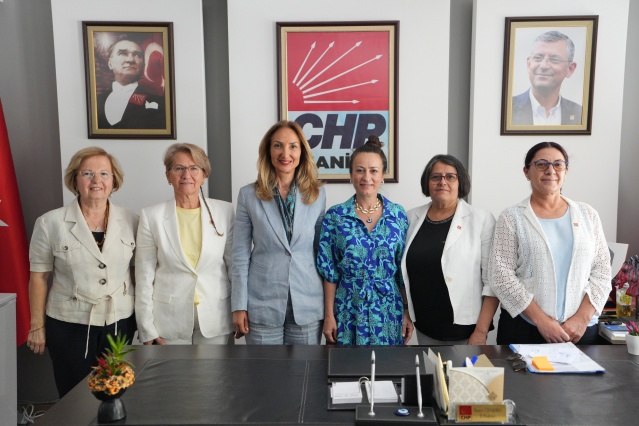 Başkan Özalper de, Aylin Nazlıaka ve ekibine ziyaretten duydukları memnuniyeti dile getirdi. 

YUNUSEMRE BELEDİYESİ’NİN KADINLARA YÖNELİK PROJELERİ DEĞERLENDİRİLDİ

Kadın Kolları Genel Başkanı Aylin Nazlıaka ve İl Başkanı İlksen Özalper daha sonra Yunusemre Belediye Başkanı Semih Balaban’ı makamında ziyaret etti. Ziyarette Yunusemre Belediyesi’nin kadınlara yönelik projeleri ve yürütülen çalışmalar değerlendirildi.