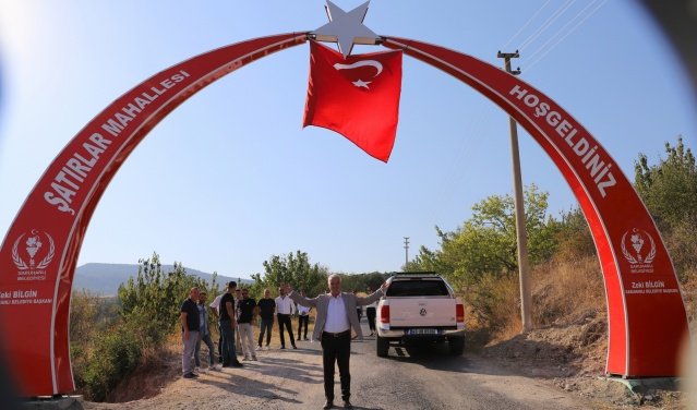 Saruhanlı Belediyesi tarafından Şatırlar mahallesine inşa edilen ay yıldızlı giriş tagı, düzenlenen törenle hizmete açıldı.