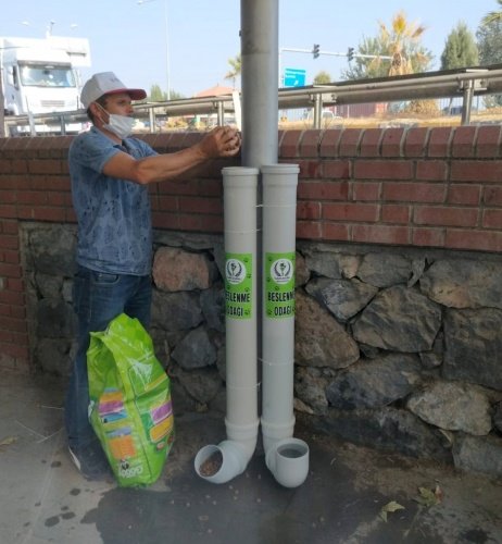 Belediye Başkanı Zeki Bilgin, konuyla ilgili gazetecilere yaptığı açıklamada, kış mevsimine yaklaştığımız şu dönemde sokak hayvanlarının unutulmaması gerektiğini ifade ederek şöyle konuştu;