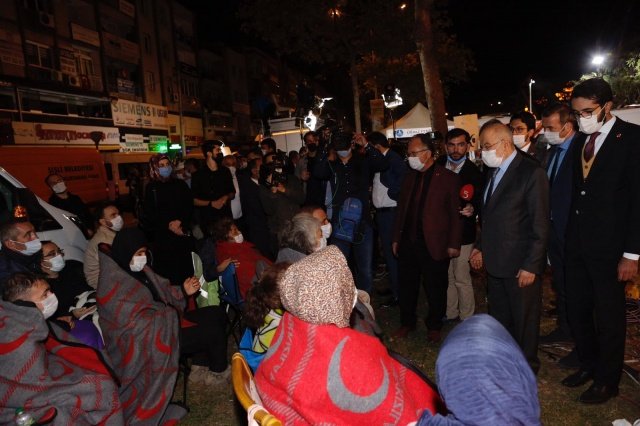 “Üzüntülü bir hadise üzerine buradayız. Bazı binalarda ciddi hasarlar var. Ama ümit kesmiyoruz. Türkiye’nin dört bir yanından gelen kurtarma ekipleri burada. Yoğun bir çaba sarf ediliyor. Şu anda aldığımız bilgiye göre yıkılan binaların çoğunda bodrum katlarında problem olduğu yönünde. Kolonlar iptal edilmiş veya hiç kolon yapılmamış. Bizim bu hadiseler karşısında yeterli dersi alıp almadığımız düşüncesi hâsıl oluyor. Burası deprem bölgesi. Tedbirler alındığında deprem çok daha az bir zararla atlatılabilir. Yaklaşık 20 sene önce Sakarya depreminde binlerce kardeşimiz hayatını kaybetti. İstanbul sürekli tehdit altında. Buna rağmen inşaatlarda ve şehir planlamalarında gereken özen gösteriliyor mu, diye endişemiz var. Deprem bölgesinde kurulan şehirlerin mutlaka deprem anında kurtarıcılara imkân sağlaması gerekir. Toplanma alanlarına ihtiyaç vardır. Zarara uğrayan vatandaşlarımızın zararlarının devlet tarafından karşılanması bizi mutlu eder. Hayatını kaybedenlere Allah’tan rahmet diliyorum. Yaralılarımıza acil şifalar diliyorum.”