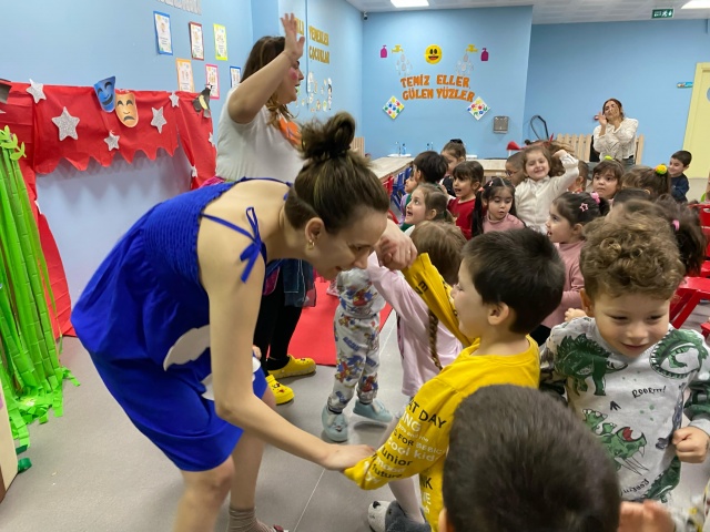 “Çocuklarımıza tiyatronun büyülü dünyasını tanıtmaya devam edeceğiz”

Tiyatro oyununu çocuklarla birlikte izlemekten dolayı duyduğu memnuniyeti dile getiren Başkan Çetin Akın, “Dünya Tiyatro Günü'nde Atatürk Kültür Merkezimizdeki tiyatrocularımız, Çocuk Kültür Sanat Merkezlerimizde sahne aldı. Bu özel etkinliği çocuklarımızla birlikte izledik. Büyük Önderimiz Gazi Mustafa Kemal Atatürk’ün sanata ve sanatçıya verdiği önemin bilincinde olarak sanatı çocuklarımıza sevdirmeye ve tiyatronun büyülü dünyasını tanıtmaya devam edeceğiz” dedi.
