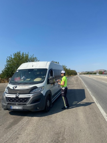 Manisa İl Emniyet Müdürlüğü Trafik Denetleme Şube Müdürlüğü Trafik birimleri tarafından 10 – 13 Eylül 2024 tarihleri arasındaki 24 Ekip 47 Personelile gerçekleştirilen “Okul Servis Araçları Denetimi”sonucunda;

559 araç ve sürücüsü kontrol edilmiş, kusurlu görülen 2 araç ve sürücüsüne 2918 sayılı KTK’nın;

????75. (Okul Taşıtlarının DUR İşaretini Kullanımı) maddesinden 2 Adet,

✅ Toplam 3.012  ₺ idari para cezası uygulanmış olup,

 

Öğrencilerimizin, eğitim kurumlarına güvenli bir şekilde ulaşmaları için İl Emniyet Müdürlüğümüzce denetimlerimiz aralıksız devam edecektir.