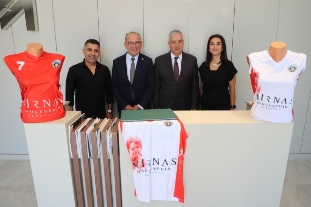 Narin Güran Turgutlu Belediyesi Kadın Voleybol Takımı Formalarında Yaşayacak 
Diyarbakır’da meydana gelen olayda vahşice hayattan koparılan Narin Güran’ın sliueti Turgutlu Belediyespor Kadın Voleybol Takımı’nın formalarında yer alacak. Kadın cinayetlerinin yoğun  yaşandığı bir dönemde yaklaşık 5 yıl önce bu konuda farkındalık yaratmak amacıyla kurulan Turgutlu Belediyesi Kadın Basketbol ve Voleybol Takımları misyonuna uygun olarak sosyal mesajlar vermeye devam ediyor.