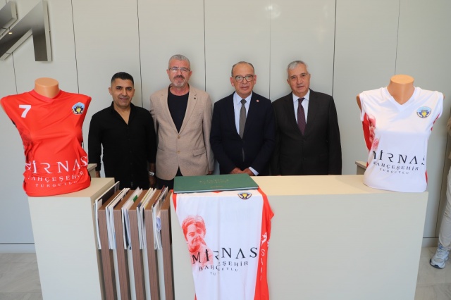 İmza törenine Turgutlu Belediye Başkanı Çetin Akın, Turgutlu Belediye Başkan Yardımcısı ve Belediyespor Başkanı Hüseyin Maliz, Turgutlu Belediye Başkan Yardımcısı Evren Erbaş, Belediyespor Asbaşkanı Emrah Kanık, Belediyespor Yöneticileri Hale Bozdemir, Orhan Mert, Mirnas Bahçeşehir Yönetim Kurulu Üyesi Murat Atlıhan, Kadın Voleybol Takımı Başantrenörü Erdal Kurç, Yardımcı Antrenörler Mustafa Özkeçeci, Zeliha Şamakon, Devran Karatay ve Yeliz Boğa, voleybol takımı oyuncuları katıldı.