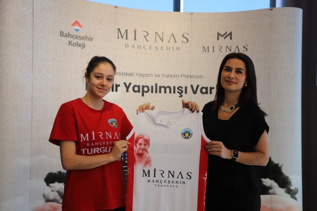 Turgutlu Belediye Başkanı Çetin Akın, “Turgutlu Belediyespor'umuz ile Mirnas Bahçeşehir Turgutlu arasında sponsorluk sözleşmesi imzaladık. Turgutlu’ya yatırım yapmaya başladıkları ilk günden itibaren Mirnas Bahçeşehir Turgutlu ailesi bizlere hem maddi hem de manevi birçok projede destek oluyorlar. Kadın cinayetleri ve kadına yönelik şiddet konusunda farkındalık yaratmak amacıyla kurduğumuz takımımız için imzaladığımız sponsorluk anlaşması, her iki taraf için de önemli bir adım olup, kadın sporcuları desteklemeye katkıda bulunacak. Mirnas Ailesi’ne teşekkür ederiz” dedi.