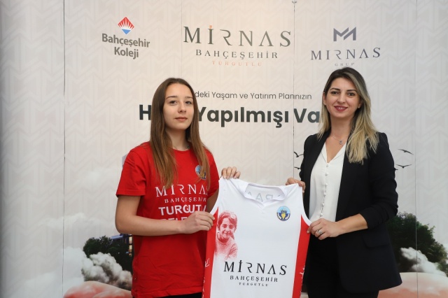 Turgutlu Belediyespor Basketbol Takımı kadın cinayetlerine kurban gidenlerin kadınların isimlerinin yazılı olduğu forma tasarımlarıyla da yine önemli bir mesaj vermişti. Kurulduğu günden bu yana bu konuda önemli sosyal medya içerikleri üreten ve fark yaratan işlere imza atan Turgutlu Belediyespor Kulübü, spor camiasında da duruşuyla takdir görüyor.