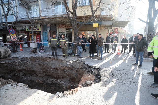 MASKİ ekipleri, ilk etapta bölgedeki 280 metrelik eski menfez kısmını yenileyerek, altyapıyı güçlendirecek. Yenileme çalışmaları sayesinde, su taşkınlarının önlenmesi ve altyapının modernize edilmesi hedefleniyor. Mahalle sakinleri ise uzun süredir bekledikleri bu altyapı çalışmalarının, bölge için büyük önem taşıdığını belirterek, memnuniyetlerini ifade etti.