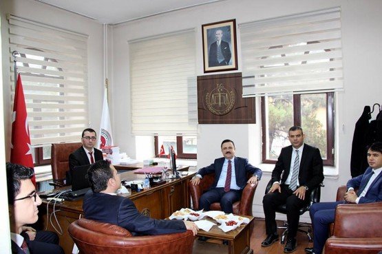 Adalet Bakanlığı Bakan Yardımcısı Cengiz Öner Demirci ilçesini ziyaret etti. 
Demirci ilçesinde ziyaretler düzenleyen Adalet Bakanlığı Bakan Yardımcısı Cengiz Öner, Demirci Kaymakamı Mutlu Akyol’u makamında ziyaret etti. Kaymakamlık makamında bir süre Kaymakam Mutlu Akyol ile görüşen Bakan Yardımcısı Cengiz Öner daha sonra Demirci Adliyesinde hakim ve savcıları ziyaret edip daha sonra Demirci Belediyesi’ne geçerek Başkan Selami Selçuk ile bir araya geldi. 
Ziyaretlerde, Demirci Kaymakamı Mutlu Akyol, Manisa Cumhuriyet Başsavcısı Ahmet Çiçekli, Manisa Adalet Komisyonu Başkanı Şahap Mutlu, Salihli Cumhuriyet Başsavcısı Hasan Uğurlu, Salihli Adalet Komisyonu Başkanı Muhammed Hilmi Avan’da Adalet Bakanlığı Bakan Yardımcısı Cengiz Öner’e eşlik ettiler.