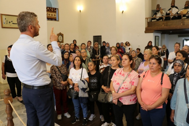 Manisa Büyükşehir Belediyesi’nin düzenlediği ‘Adım Adım Manisa’ projesi ara vermeden
devam ediyor. Bu kez Salihli ilçesinden gelen kadınlar, kent merkezinde bulunan müzeleri
ve tarihi mekânları gezdi.